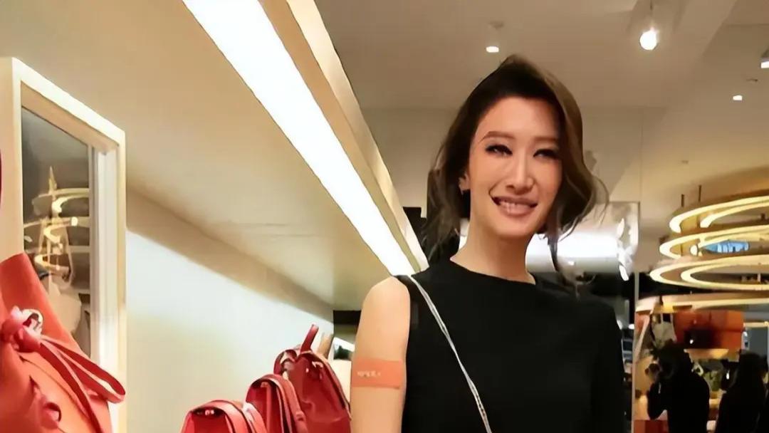她比张柏芝还猛1年换7个男人未婚生子孩子父亲是个谜