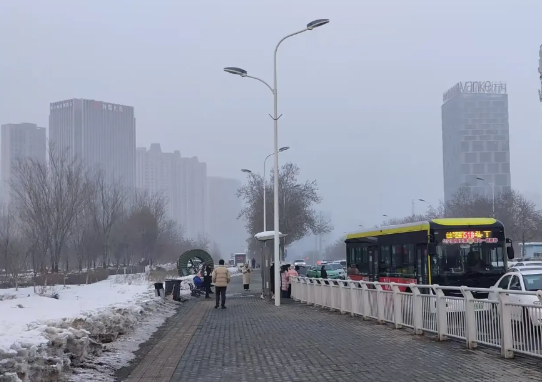 有些老人真是为老不尊啊~今天早上坐6302路上班，9:30分在益民大厦下车往新疆