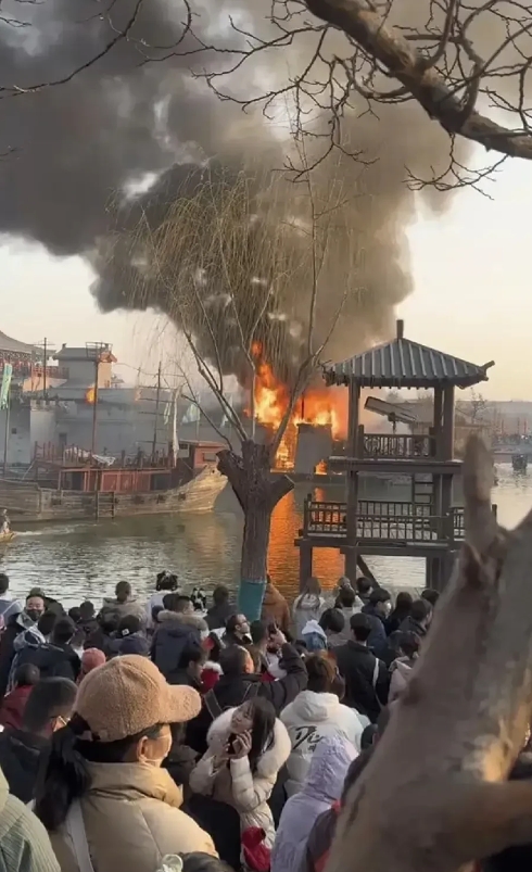 突发，河南开封清明上河园突发火灾！
开封清明上河园，是以市井、民俗、皇家园林为古