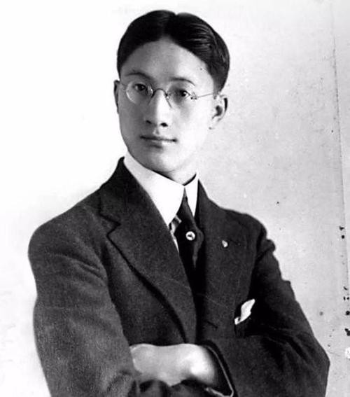 1931年，徐志摩坠机身亡。查家只派了7岁的金庸作为代表去参加葬礼。虽然是葬礼，
