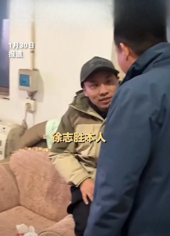 徐志胜最近回老家过年，被网友发现了一件有趣的事。徐志胜长相特别，在人群中几乎一眼
