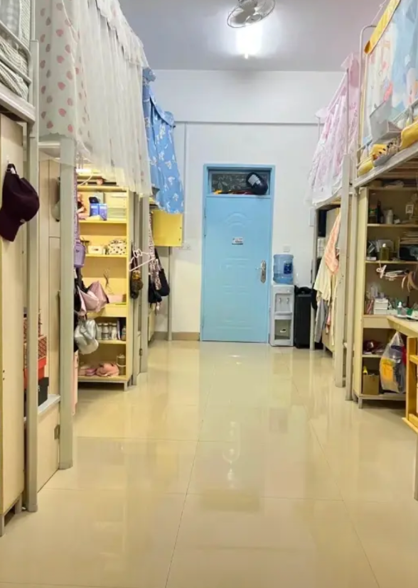 大学里的隐形费用曝光，家长学生直呼压力山大!
我原以为交了学费和住宿费就可以高枕