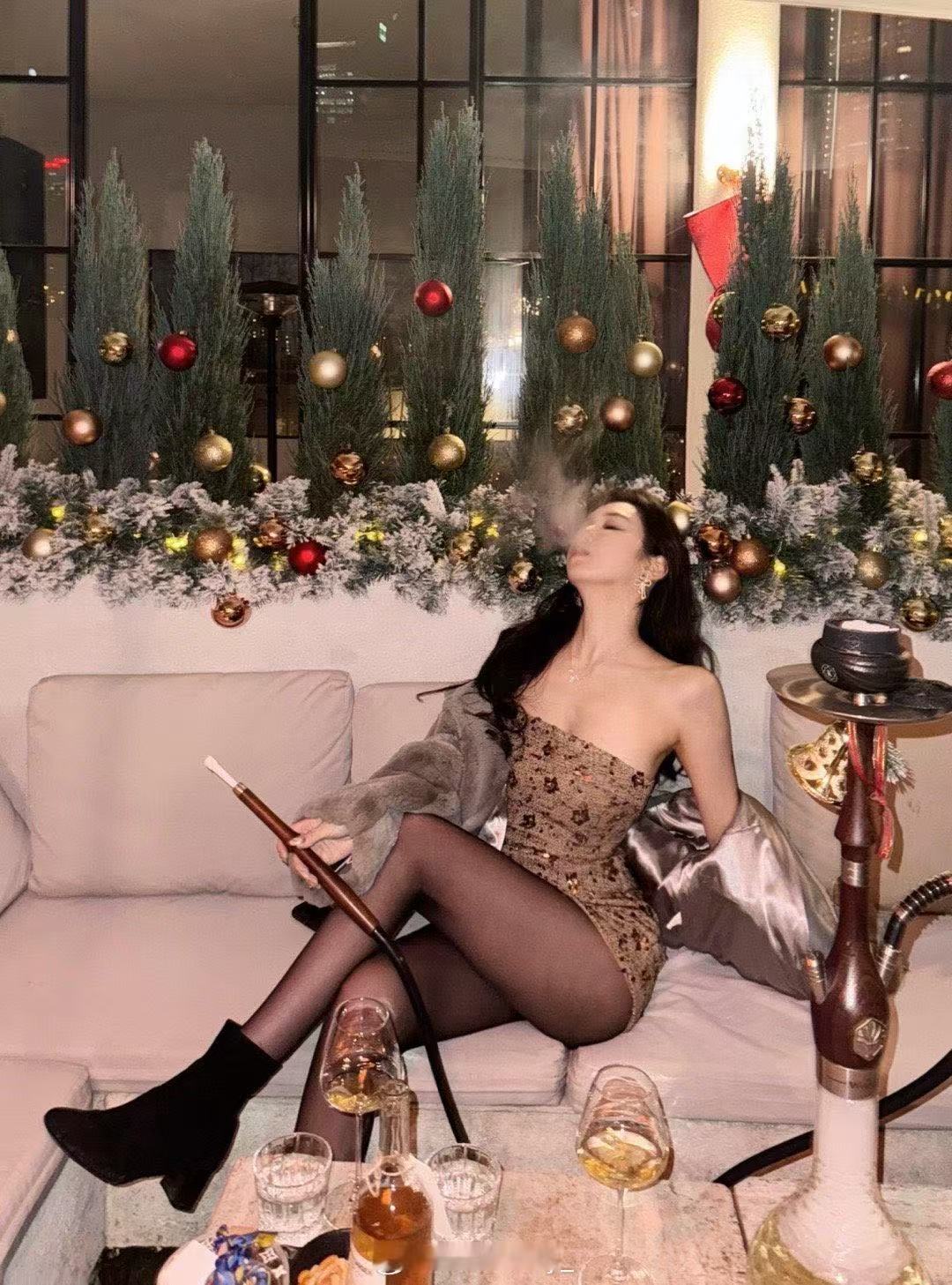 家里有个比我还年轻的后妈是个什么体验哈哈哈哈
