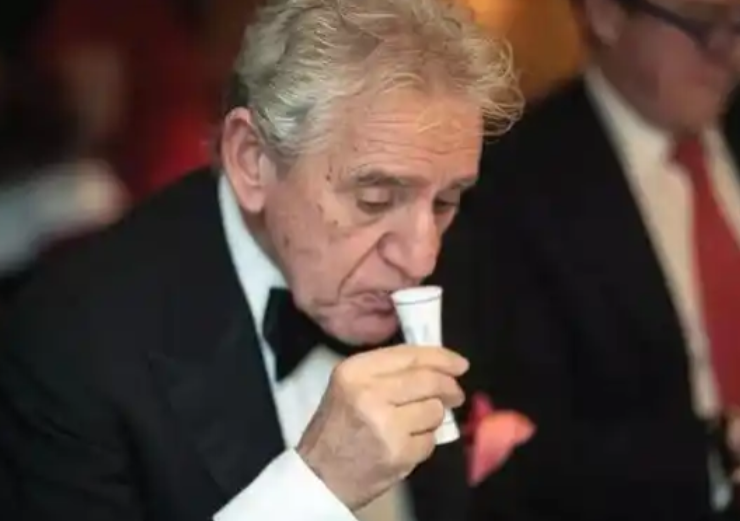 为什么有人说老外喝不了中国的白酒？

这么说吧，老外喝的酒，主流是40度左右，很