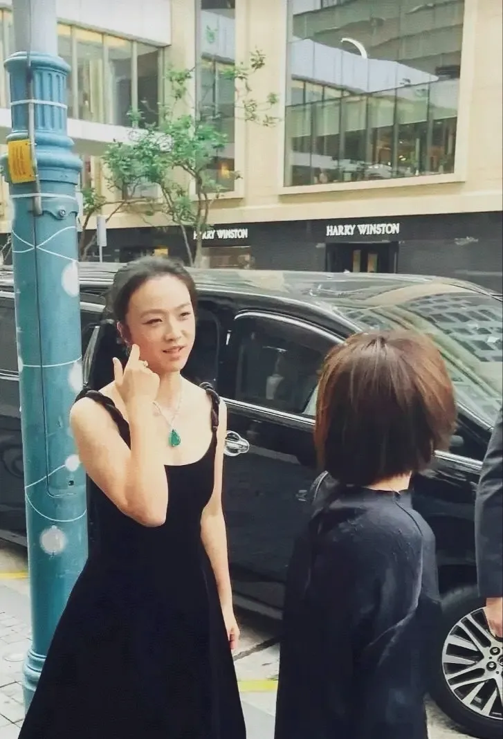 被网友抓拍汤唯的瞬间，这状态，简直是行走的风景线，身型丰腴圆润，黑色吊带长裙，满