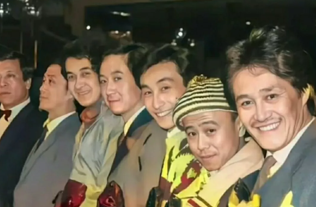 这是1992年春晚演出后，在中央电视台楼下院内的一张合影，看看你能认出几个人？