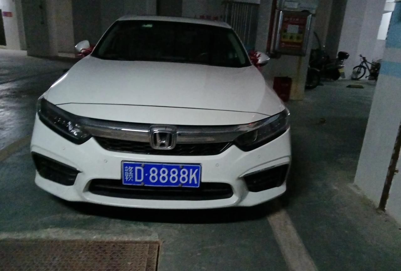 可惜了，这么好的车牌挂在这样的垃圾车上……这种车在国内基本没有市场了吧。
