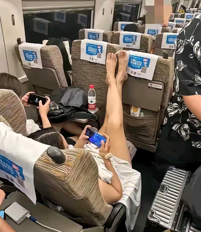 在高铁上，女孩不文明举动引网友气愤。文明出行乃社会基本礼貌，不文明行为让人厌烦。