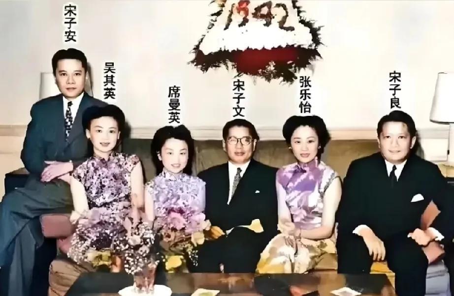 1942年，宋氏三兄弟和夫人在美国圣诞节的一张合影，相较于宋氏三姐妹的长寿（宋霭