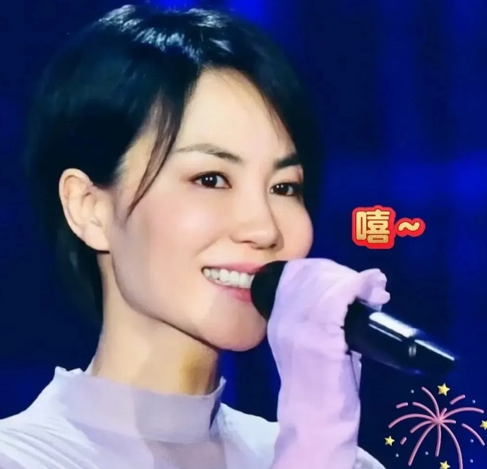 难怪谢霆锋对王菲恋恋不忘。55岁的王菲，少女感满满，全无“妈味”，身材、皮肤和状