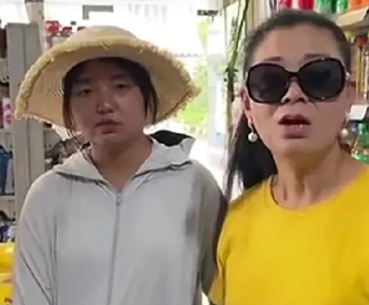 这母女俩匆匆走进超市，让老板先给她们泡两碗泡面，说是饿了。
老板热情地回应：“行