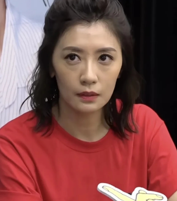 贾静雯的路透图曝光，照片中没有美颜和滤镜的加持。50岁的她状态依旧很好，虽然脸上