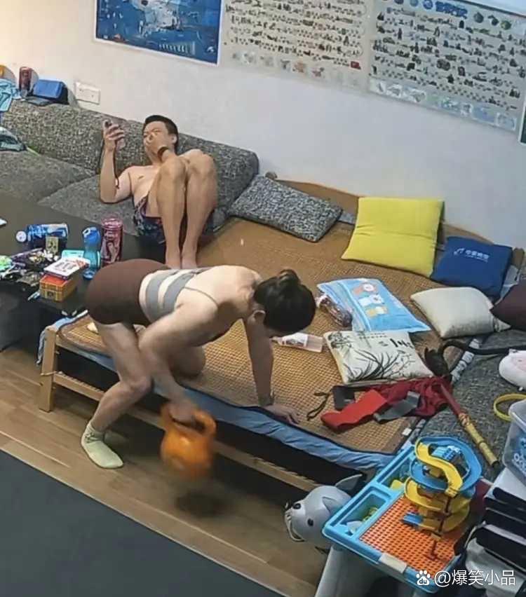 今日搞笑分享：大哥没危机感吗？！哈哈哈哈！