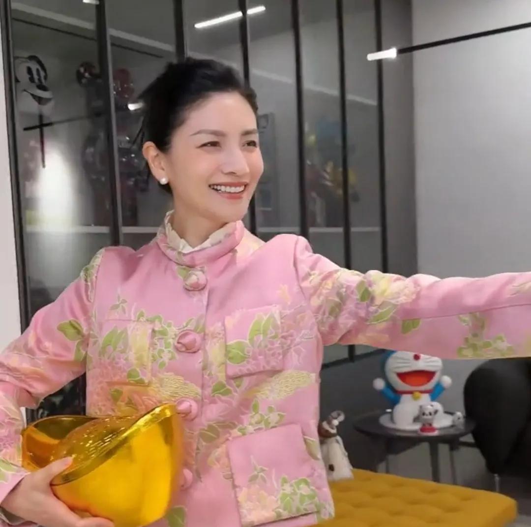 胡可早年演的角色大部分都是不讲理的，后面少有讲理的角色，现实中感觉很温柔善良，这