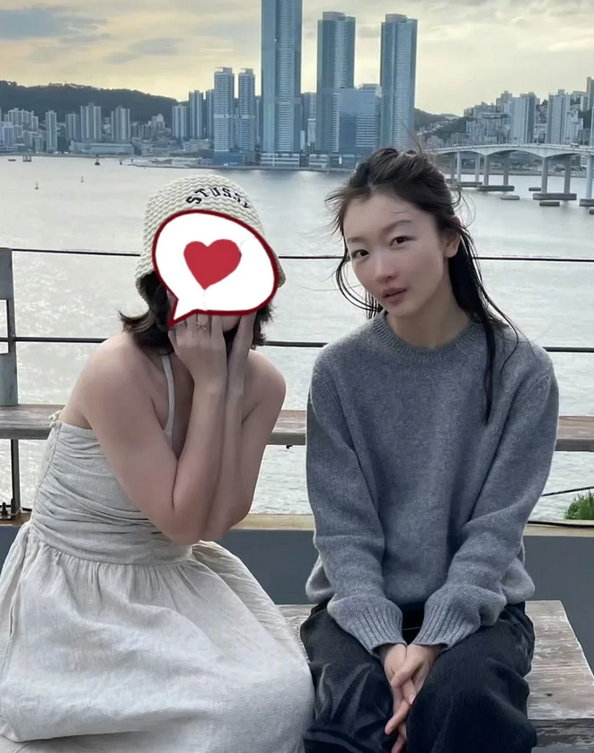 周冬雨，引发热议。
10月15日，周冬雨突然引起网友热议，起因是有网友爆料在韩国