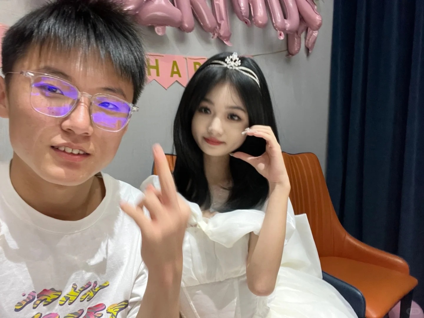 分手四个月但舍不得删的合照
这些照片没有在任何地方被公开发过 他说我们是偷偷谈的
