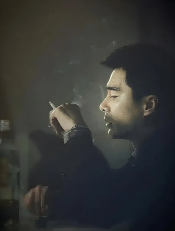 许亚军儿时那出众的颜值，从两个人的话语间便可略知一二。先说他的同班同学蔡国庆吧，