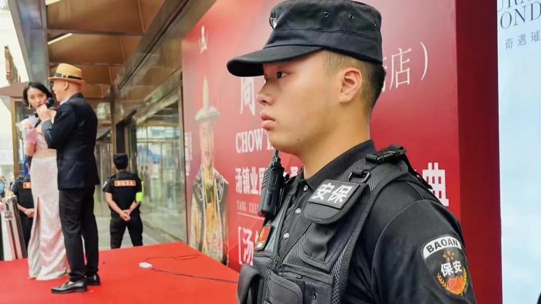 66岁汤镇业到四川参加活动，出动8名安保，贴身护驾，像领导出巡