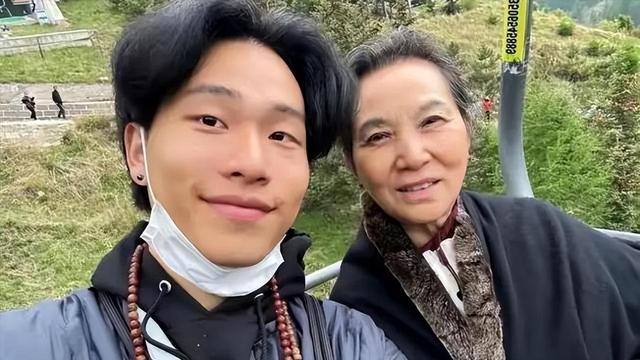 陈坤的儿子已成年,容貌开始显现母亲的基因,像谁可以认得出吗?(陈坤的儿子到底谁生的)-第4张图片-九妖电影 陈坤的儿子已成年,容貌开始显现母亲的基因,像谁可以认得出吗?(陈坤的儿子到底谁生的)-第4张图片-九妖电影