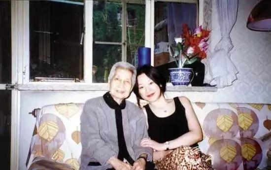 曾志和外孙女陶冶的合影，瞧祖孙俩亲的，陶冶继承了外婆的颜值。
这张照片拍摄于19