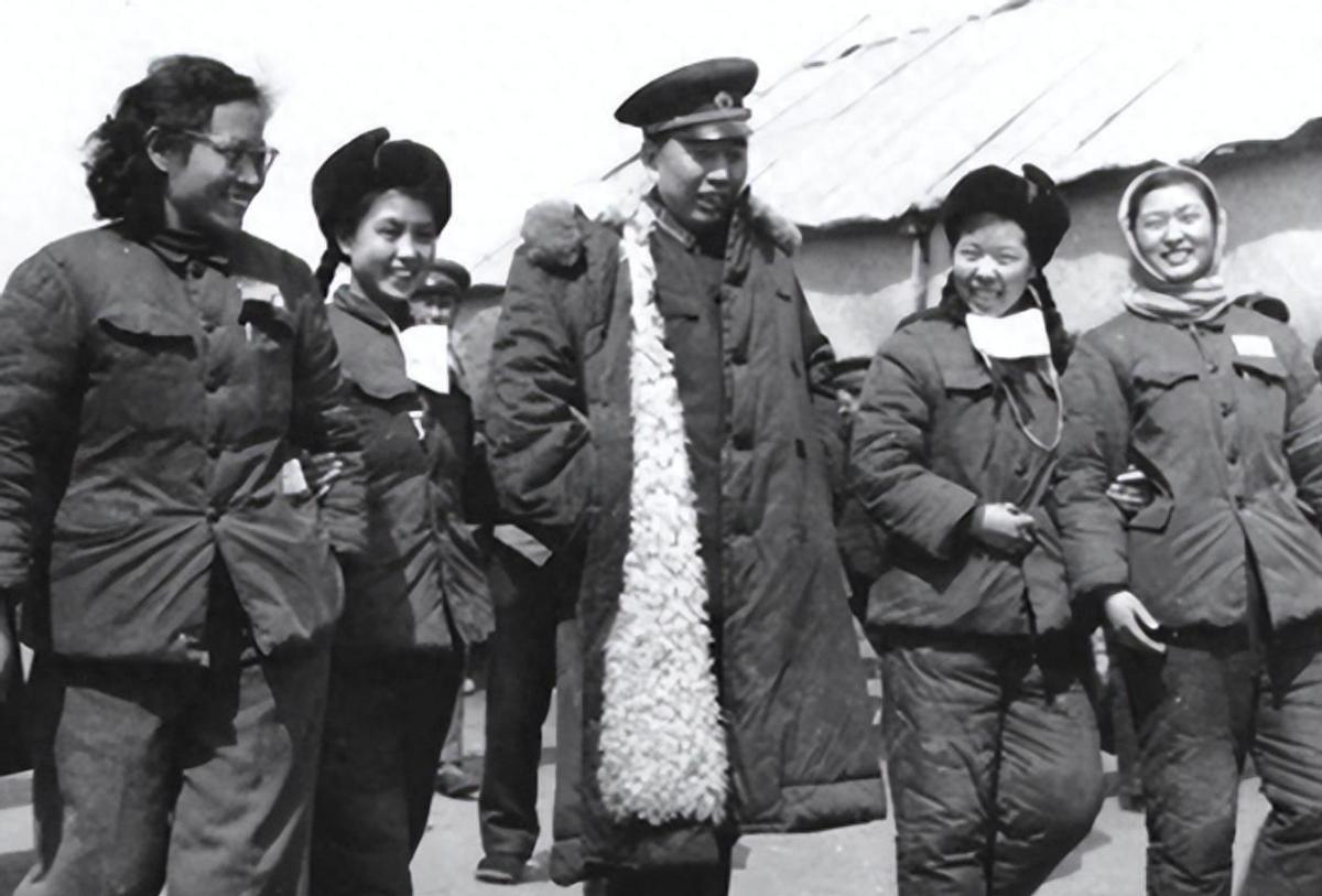 上世纪50年代，王震将军遇到难题，想找当地县长帮忙，没想到，最后却因为穿得太老土
