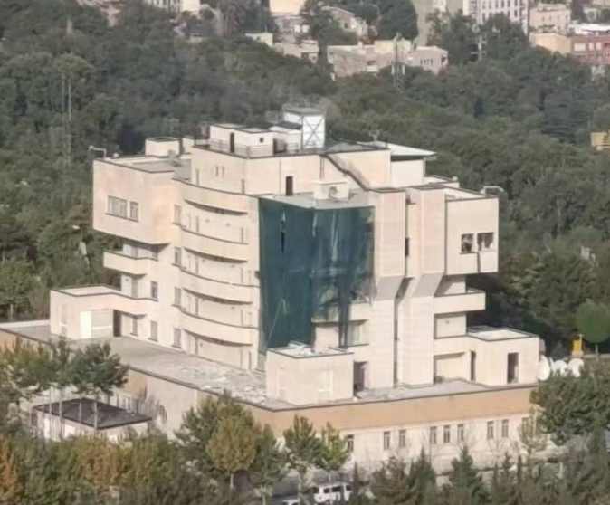 摩萨德发了张照片，位于德黑兰北部的一栋建筑，那是哈尼亚遭袭时待的住所。绿布遮挡住