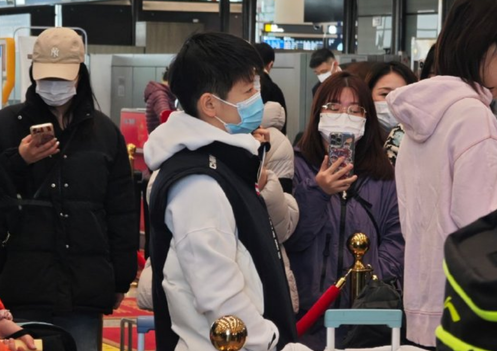 邱贻可有多疼爱孙颖莎？出征仁川，通道不同，多次扭头看莎莎
国乒全队出征仁川，参加