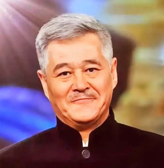 赵本山是百年一遇的表演奇才，
大家仔细看他的面相，
其实长得挺帅的，
而且赵本山