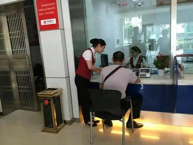 湖北的某个普通工作日，李梅女士匆匆走进一家银行，准备给远在他乡的朋友汇款3000