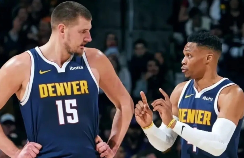 威少为什么能在掘金队越打越好，重回巅峰？简单来说，无非就2点原因：

1、心里有