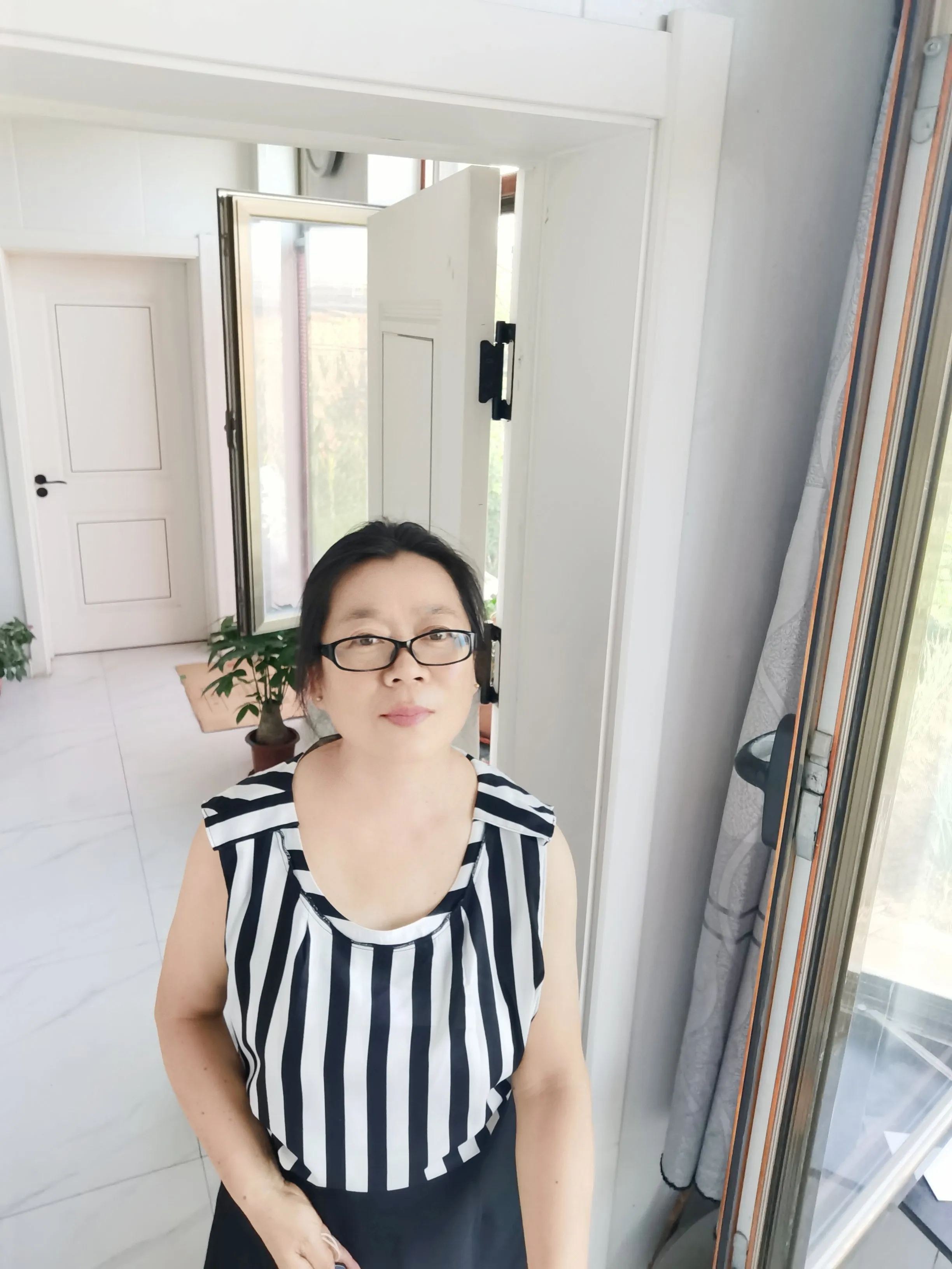 又焦虑了，儿子在我面前晃来晃去，我就没办法淡定。
我是70年出生的，54岁了，刚