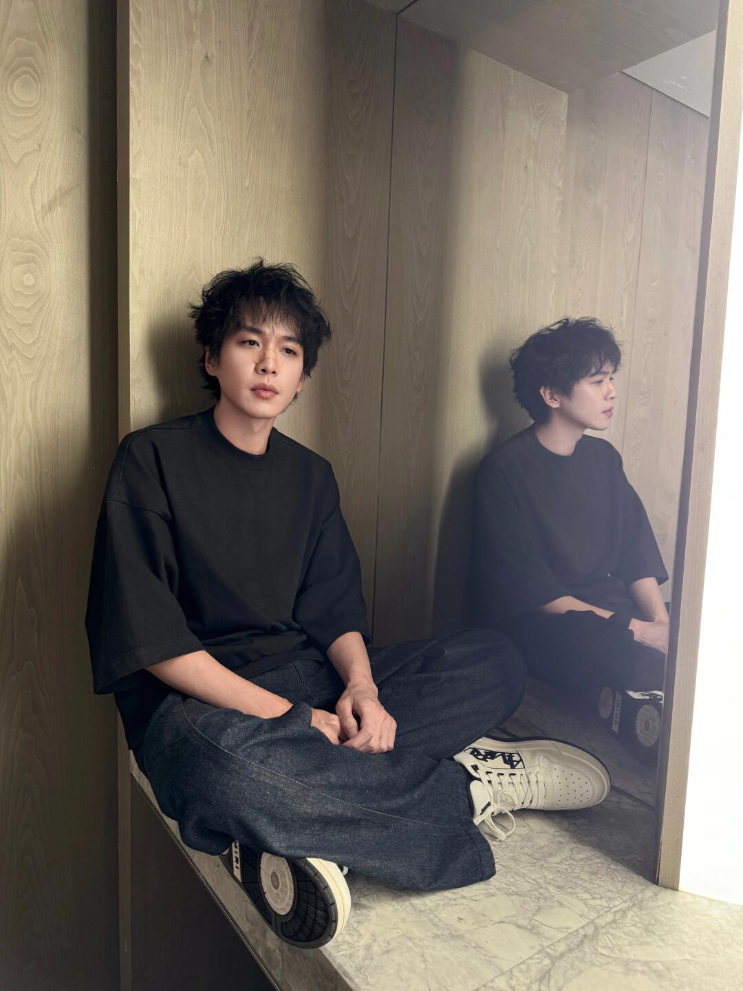 张若昀的悲惨身世：被原生家庭伤害的男人