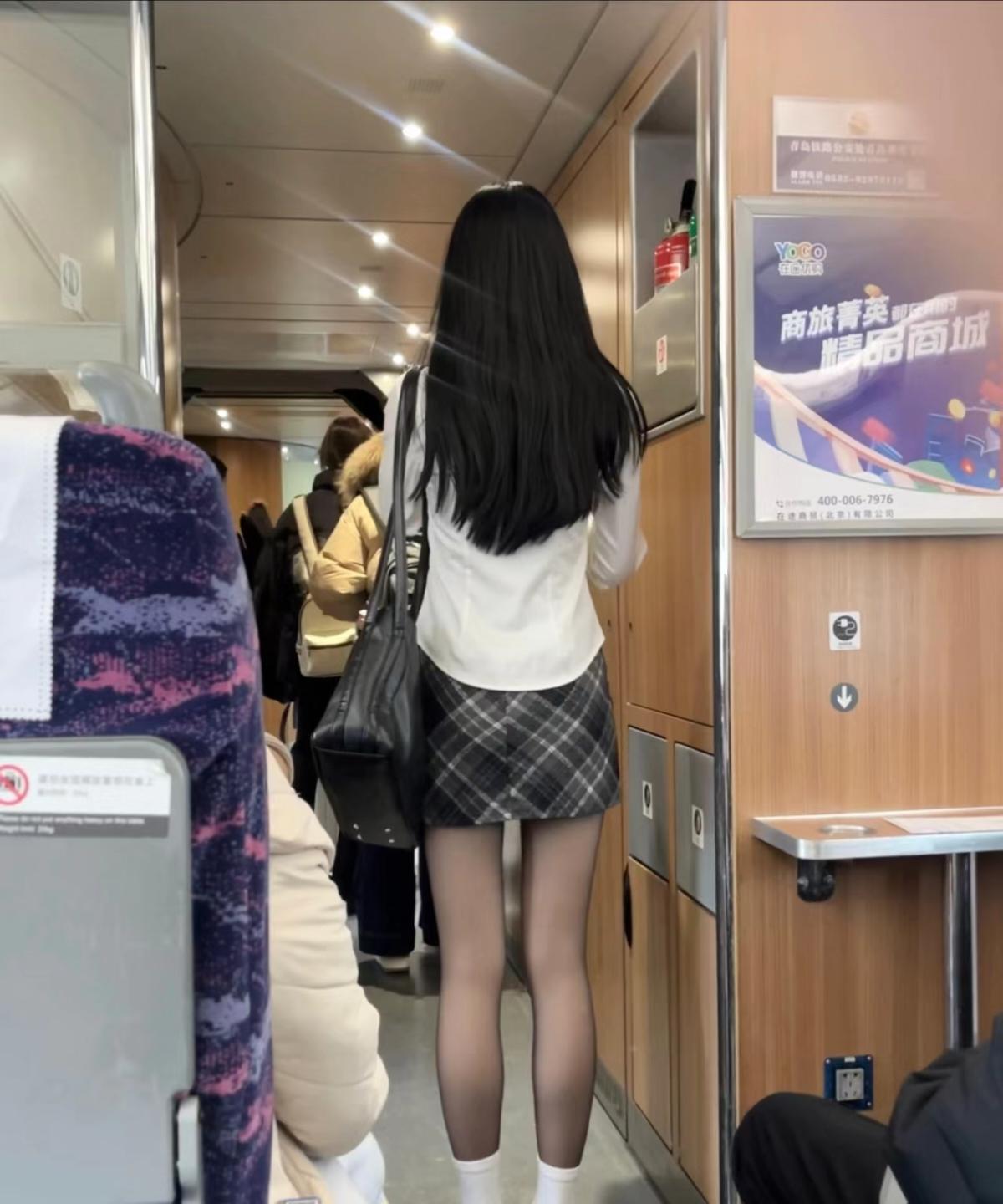 高铁一抬头看到了我的人生黑丝！我去，果然显瘦还得看黑丝啊[色]