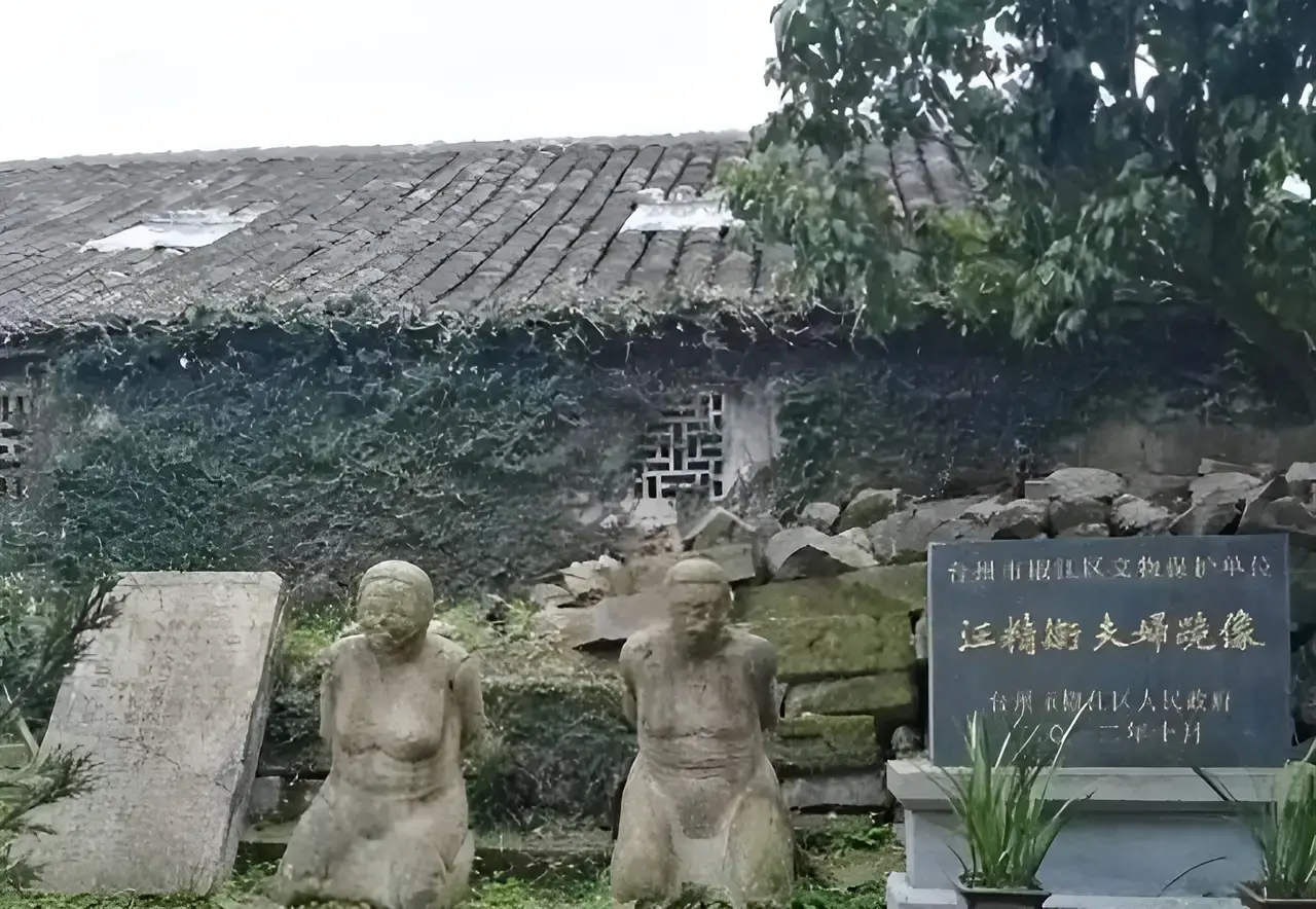 2005年，汪精卫的儿子回国祭拜。令人尴尬的是，来到了中山陵附近，他看到的是父母