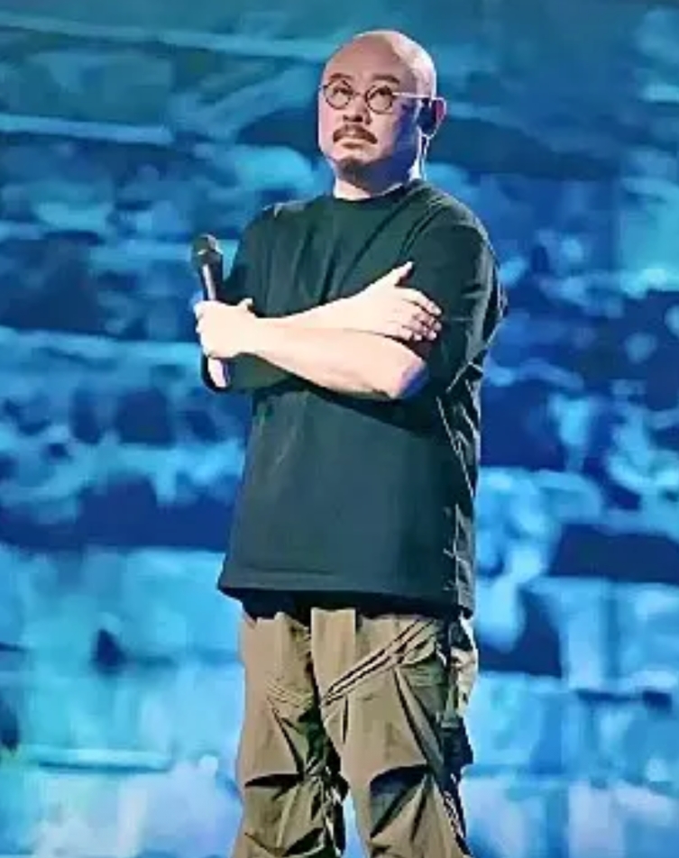 自己谱的曲，自己填的词，自己开演的唱会，自己演唱自己的歌，自己捐了几千万，自己的