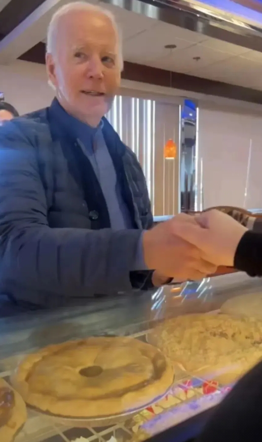 拜登自从卸下总统职位之后，他已经没有任何压力，很轻松，他随便的来到了街道上进行购