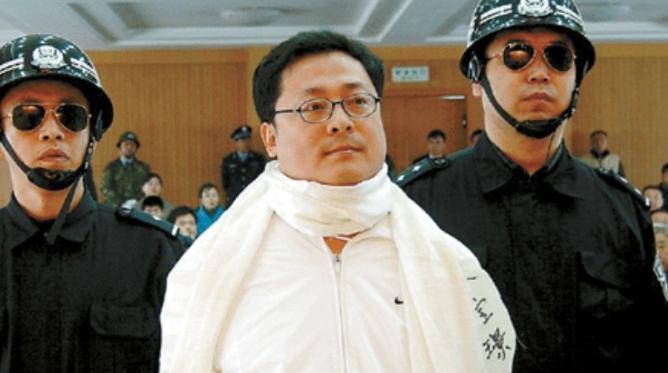 啥？亿万富翁要枪毙了！临死前他疯了似的喊：“我捐一百亿，放我一条生路！”法官都懵