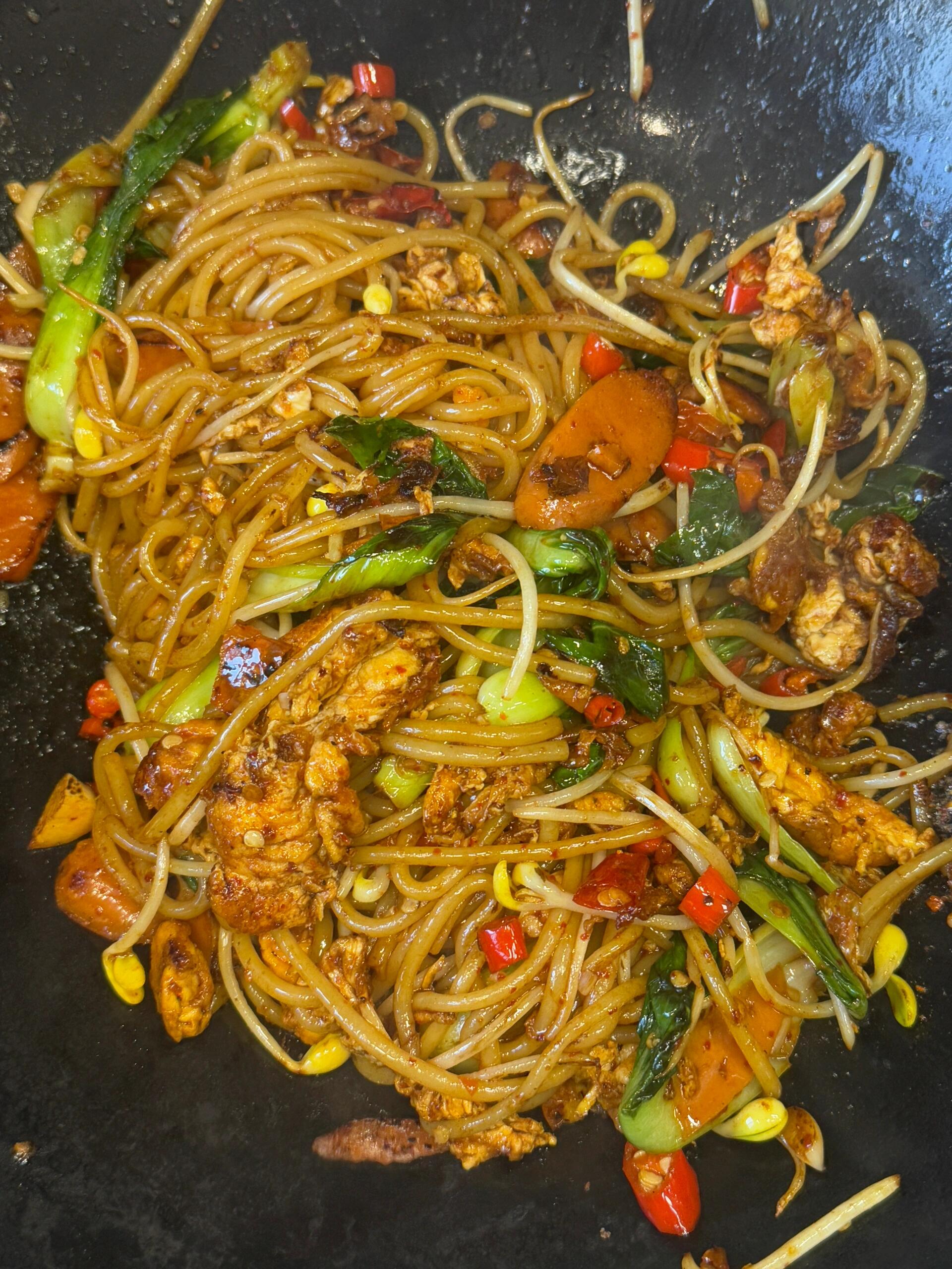 鸡蛋火腿肠炒米粉太香了！锅气十足，香辣入味，好好吃～

食材：米粉，鸡蛋，火腿肠