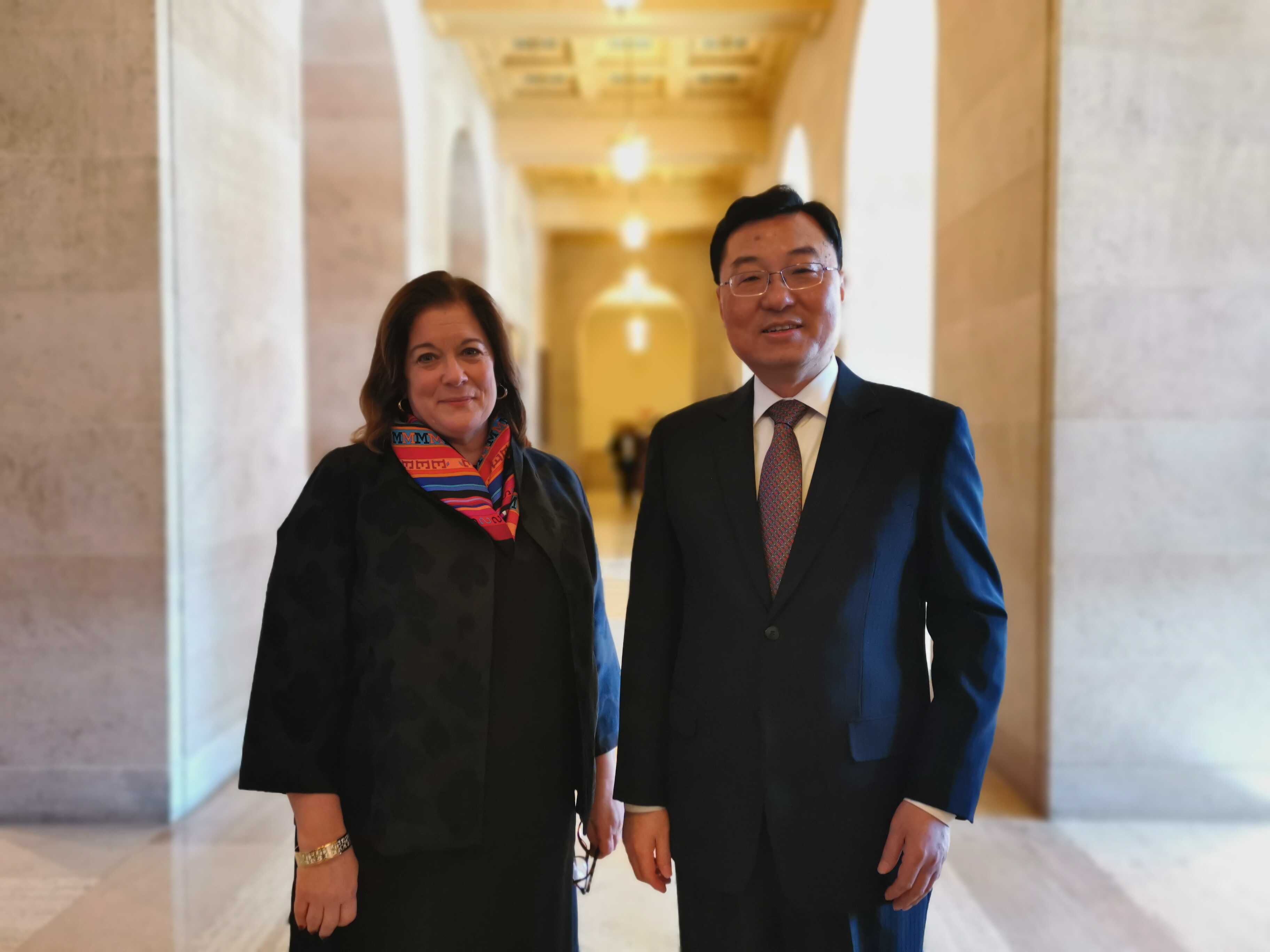 当前的中美关系非常诡异复杂，美国一方面继续打压遏制中国，但在另一方面寻求更多接触