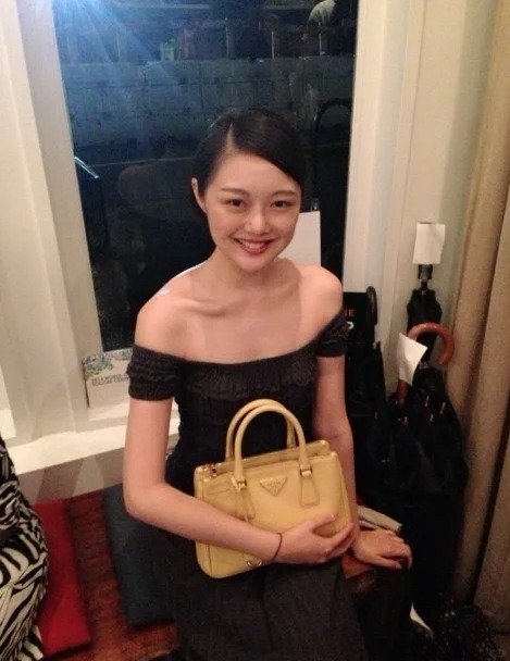 晚晚早期的包包
十年前的晚晚还没有那么执着于帆布袋
也是有过名牌包包的