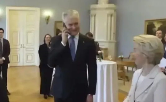 马克龙是故意的，还是忘记，给莫迪一个小小的尴尬。在法国举行的人工智能峰会上，马克