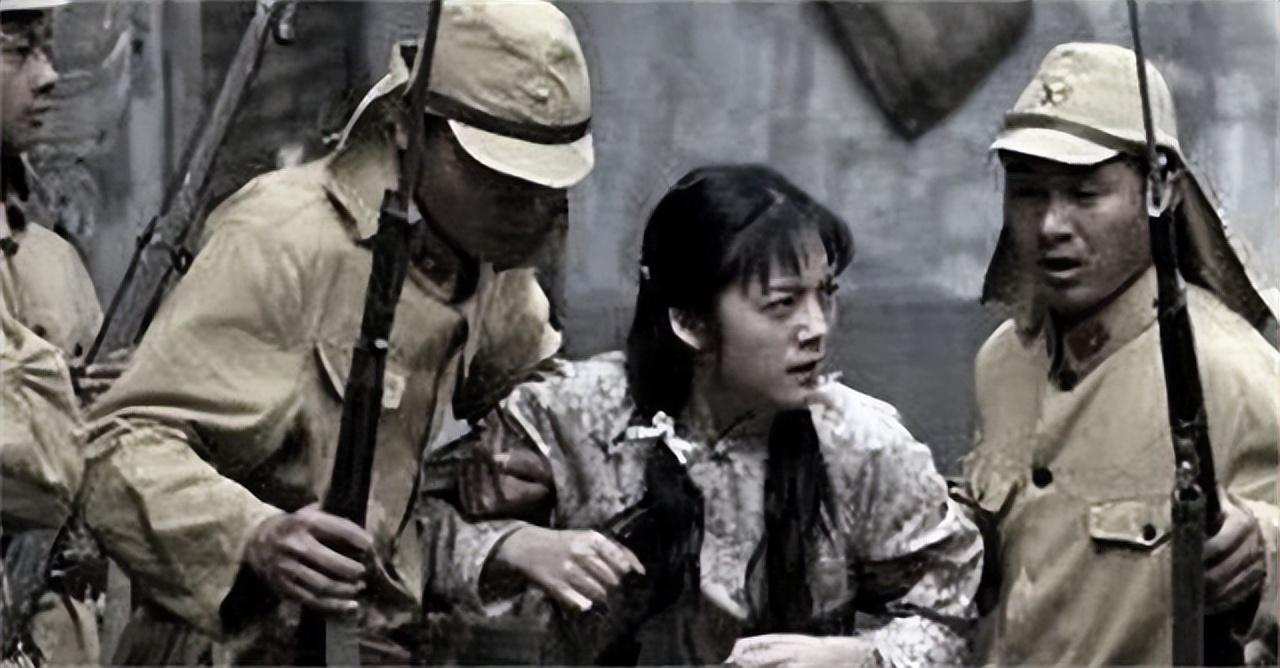 1938年，两个女八路在执行任务时被日军包围，她们急忙跑进灌木丛中藏身。正当她们