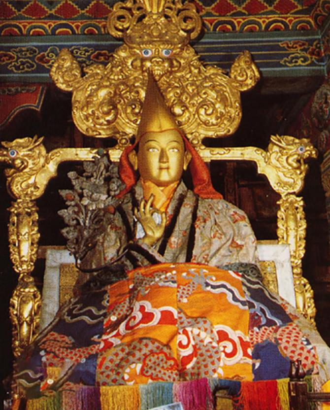 1706年，一个年轻的活佛从囚车里走出来，他说想在青海湖边坐一坐，可这一坐，就再