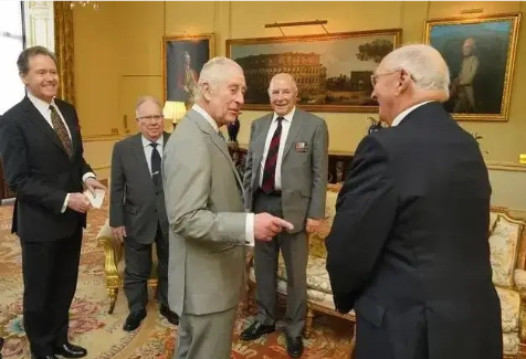 查尔斯三世在伦敦布克宫会见老兵，精神饱满，状态不错。
凯特王妃在近期内几次现身，