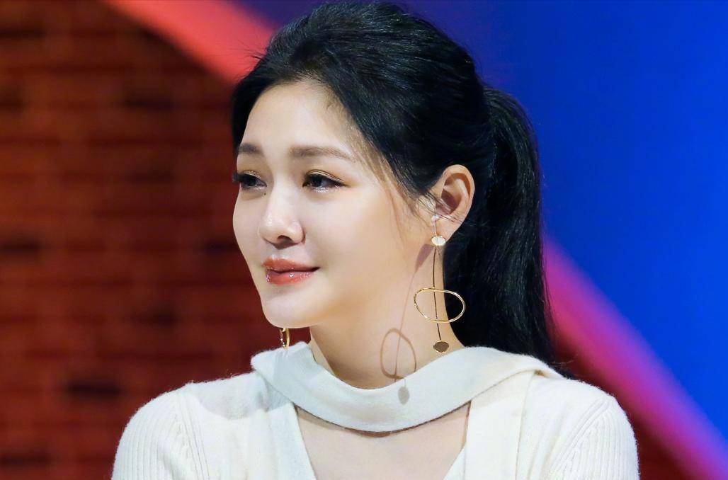 这明星光鲜亮丽的背后，其实也挺不容易的。想想看，流产后没多久就又得上班，这得是多