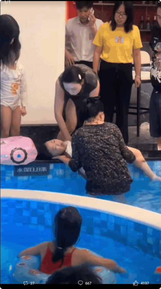 近日，云南西双版纳发生一件令人感慨的事。

某酒店的水池内，一女孩在无家长看护的