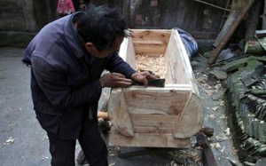 棺材铺里的纸人显灵，师傅和别人老婆却死了