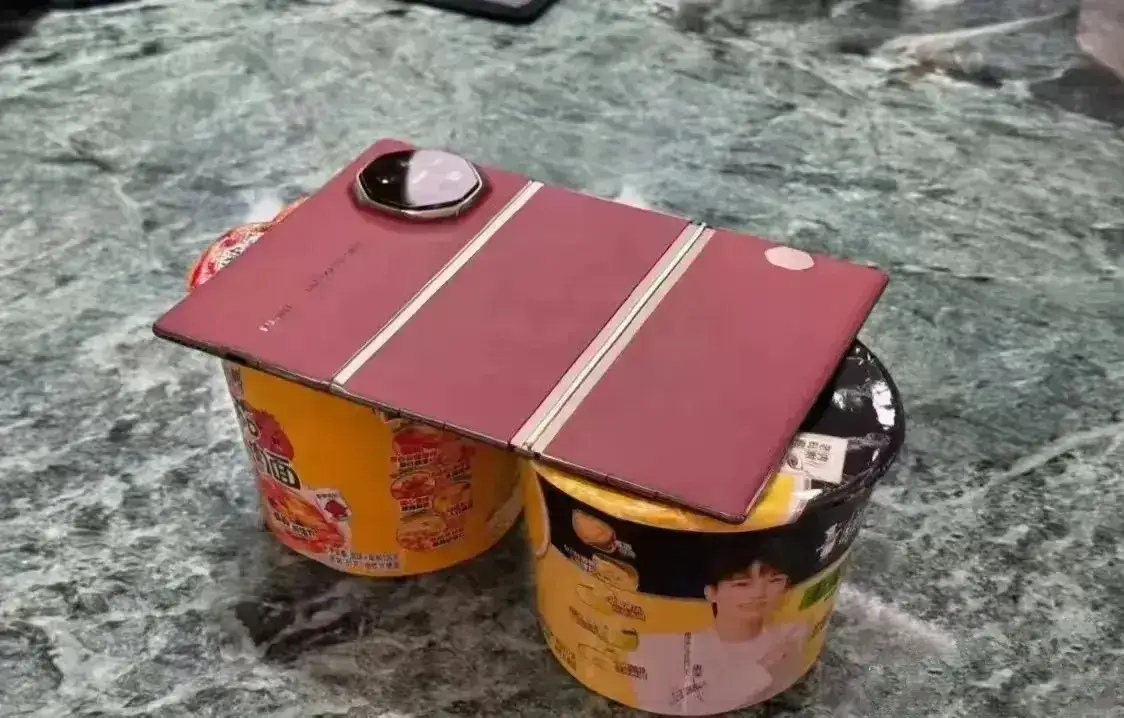 华为今年手机发布的思路还是挺高明的！因为华为用三折叠抢了苹果iPhone 16不