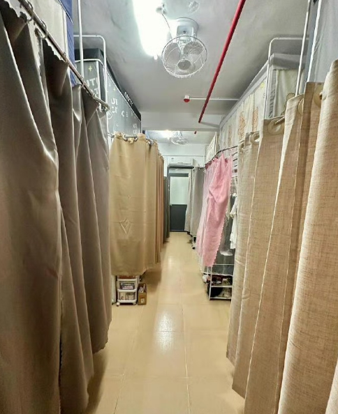 当一个六人宿舍都装上了桌下帘