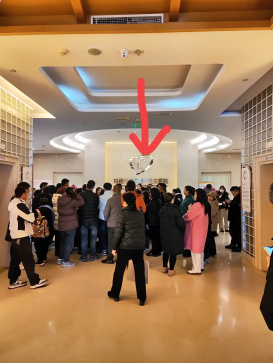 又一家医院跑路！
成都玛丽亚天府妇产儿童医院这两天被围堵！原因是该医院老板跑路！